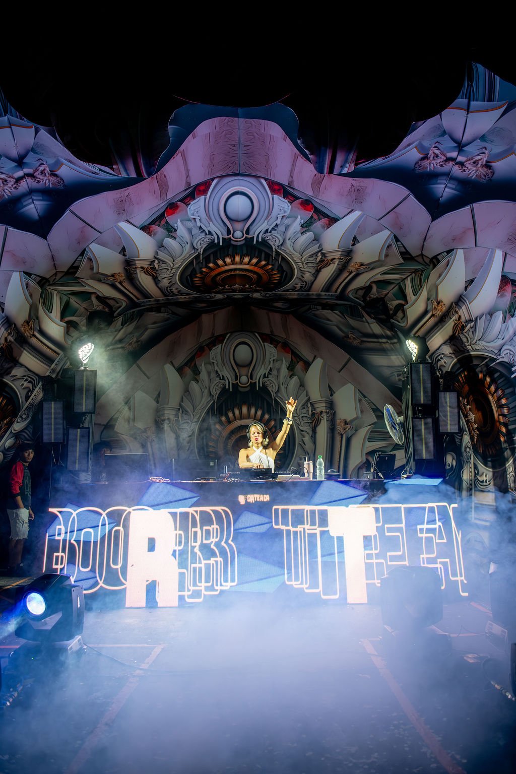 DJ en escenario